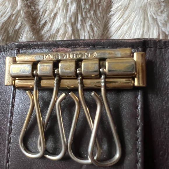 LOUIS VUITTON AUTHENTIC Amarante Monogram Vernis 4 Key Case - Picture 6 of 12